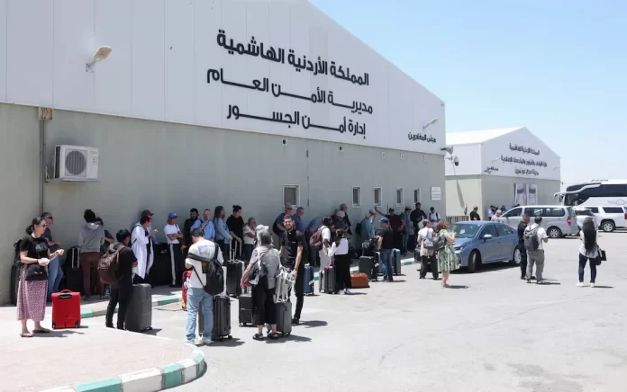 ਇਜ਼ਰਾਈਲ-ਇਰਾਨ ਜੰਗ: ਦੁਨੀਆ ਭਰ ਦੇ ਦੇਸ਼ ਆਪਣੇ ਨਾਗਰਿਕਾਂ ਨੂੰ ਕਰ ਰਹੇ ਨੇ ਕੱਢ